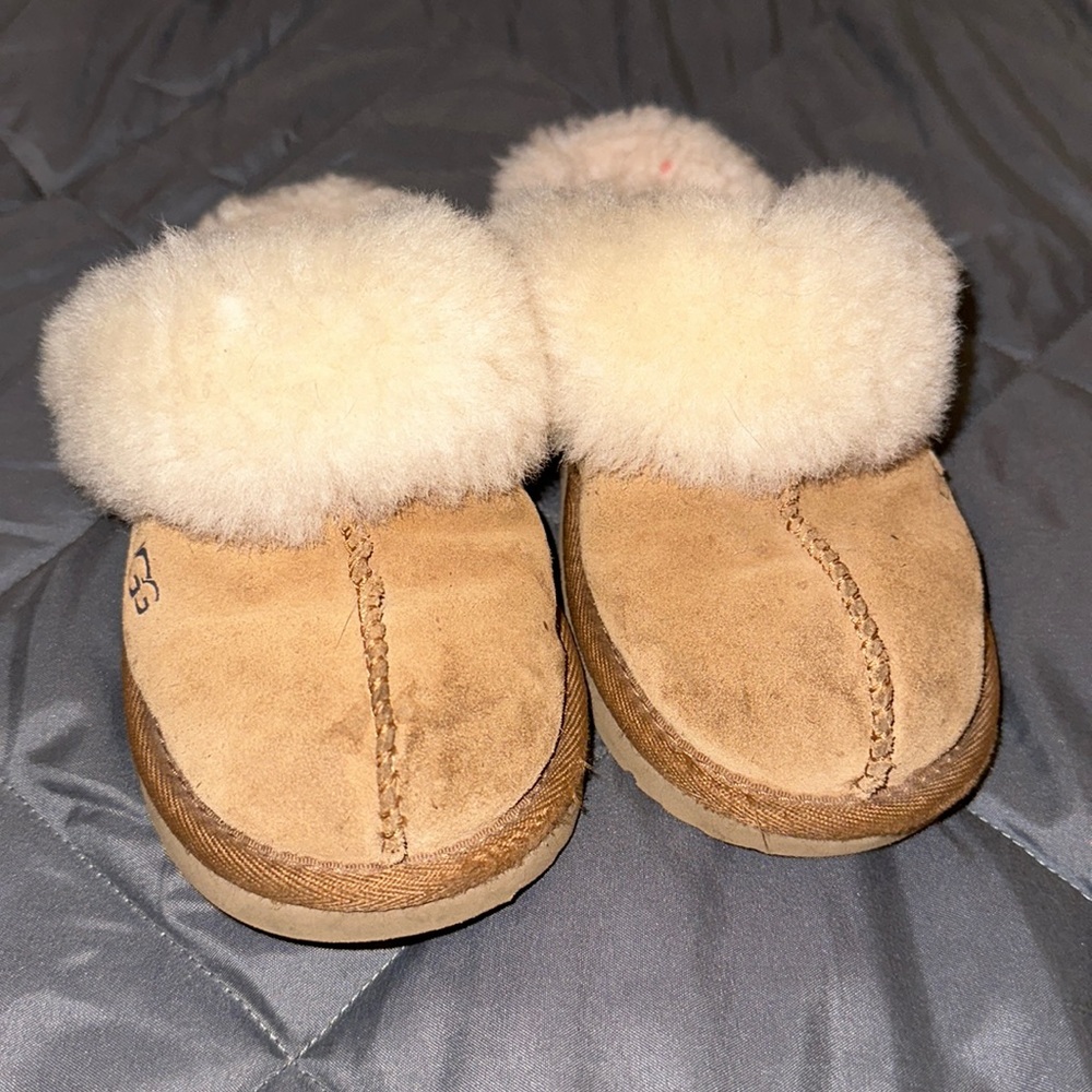 UGG girl’s Cozy slip on size 1-2